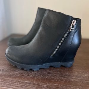 Black Sorel wedge booties Joan of artic boots. Size 8.5